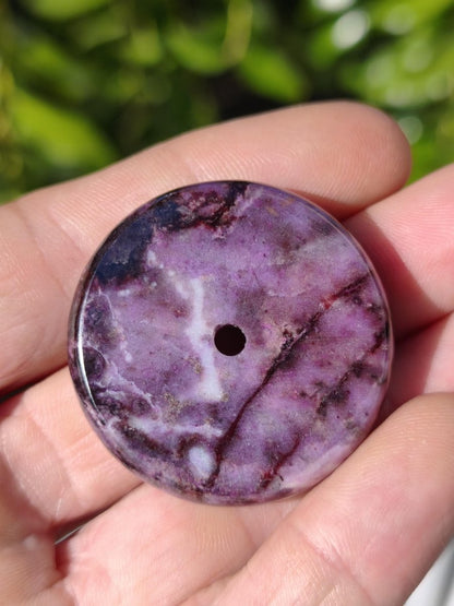Sugilith Kette Donut Edelstein Anhänger Kristall Heilstein Rarität selten Sammler Mineral lila rund Geschenk Mann Frau Er Sie Freund violet - Art of Nature Berlin