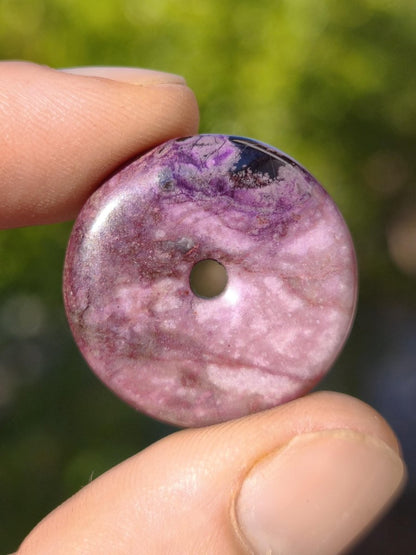 Sugilith Kette Donut Edelstein Anhänger Kristall Heilstein Rarität selten Sammler Mineral lila rund Geschenk Mann Frau Er Sie Freund violet - Art of Nature Berlin