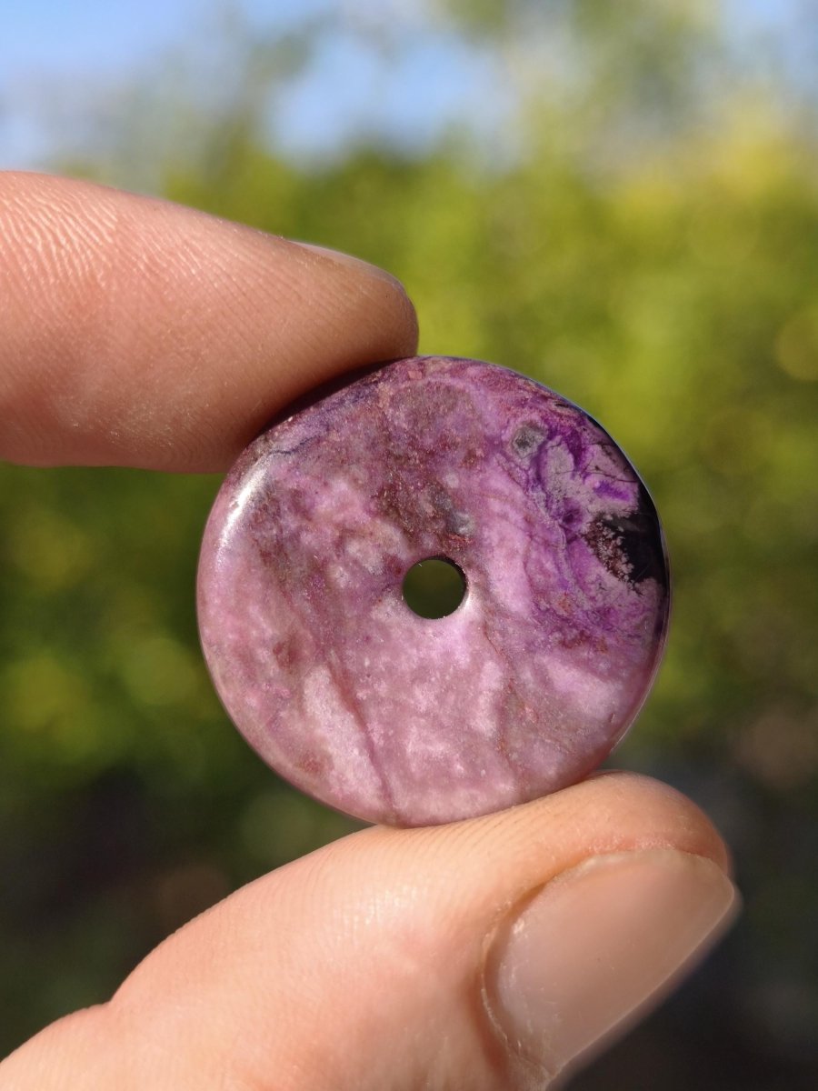 Sugilith Kette Donut Edelstein Anhänger Kristall Heilstein Rarität selten Sammler Mineral lila rund Geschenk Mann Frau Er Sie Freund violet - Art of Nature Berlin