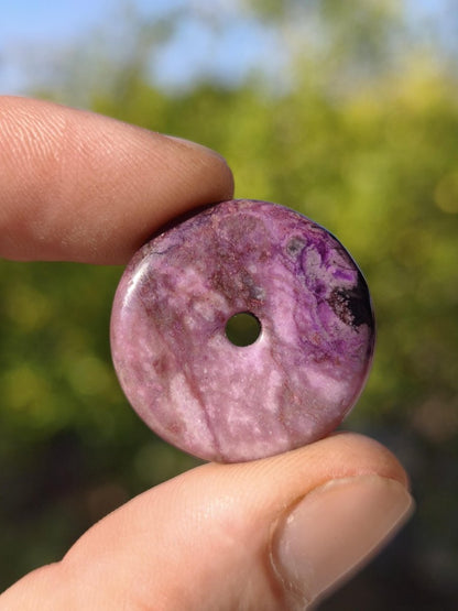 Sugilith Kette Donut Edelstein Anhänger Kristall Heilstein Rarität selten Sammler Mineral lila rund Geschenk Mann Frau Er Sie Freund violet - Art of Nature Berlin