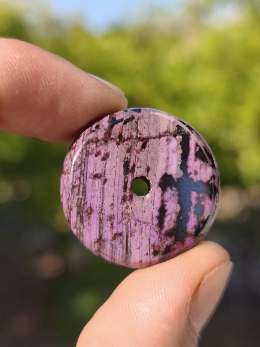 Sugilith Kette Donut Edelstein Anhänger Kristall Heilstein Rarität selten Sammler Mineral lila rund Geschenk Mann Frau Er Sie Freund violet - Art of Nature Berlin