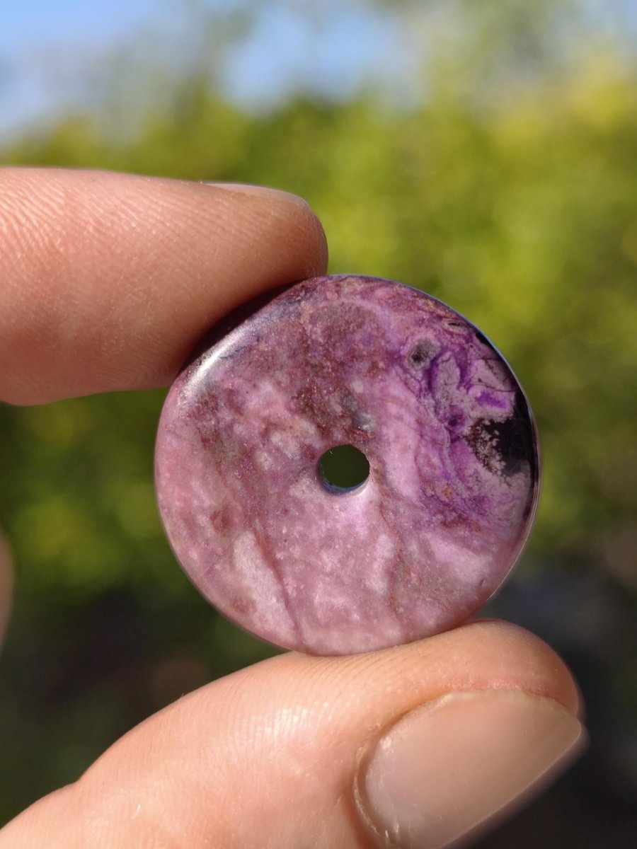 Sugilith Kette Donut Edelstein Anhänger Kristall Heilstein Rarität selten Sammler Mineral lila rund Geschenk Mann Frau Er Sie Freund violet - Art of Nature Berlin