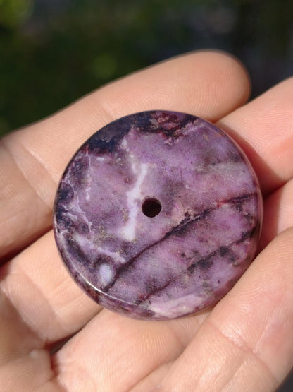 Sugilith Kette Donut Edelstein Anhänger Kristall Heilstein Rarität selten Sammler Mineral lila rund Geschenk Mann Frau Er Sie Freund violet - Art of Nature Berlin