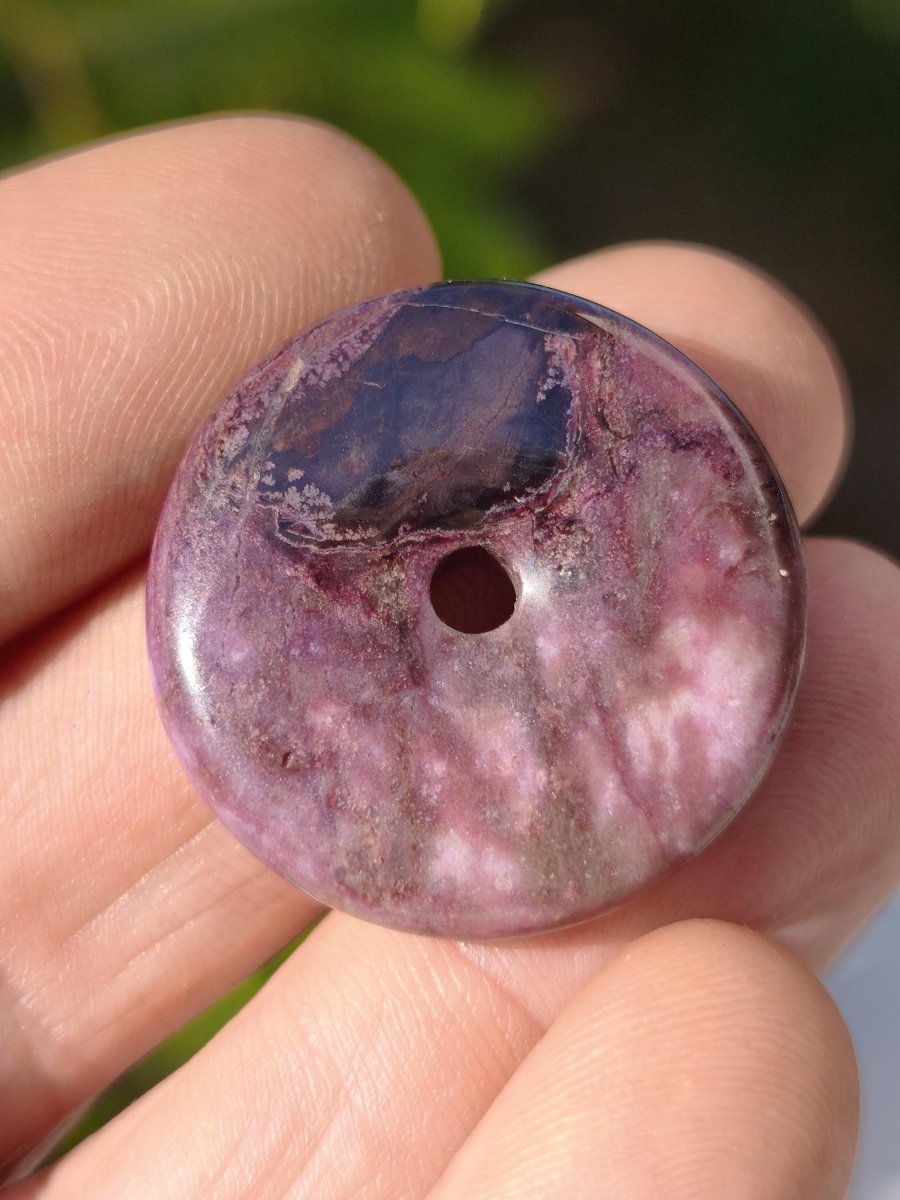 Sugilith Kette Donut Edelstein Anhänger Kristall Heilstein Rarität selten Sammler Mineral lila rund Geschenk Mann Frau Er Sie Freund violet - Art of Nature Berlin