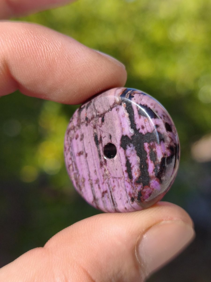 Sugilith Kette Donut Edelstein Anhänger Kristall Heilstein Rarität selten Sammler Mineral lila rund Geschenk Mann Frau Er Sie Freund violet - Art of Nature Berlin