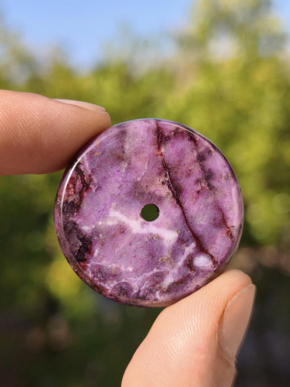 Sugilith Kette Donut Edelstein Anhänger Kristall Heilstein Rarität selten Sammler Mineral lila rund Geschenk Mann Frau Er Sie Freund violet - Art of Nature Berlin