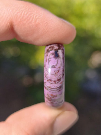 Sugilith Kette Donut Edelstein Anhänger Kristall Heilstein Rarität selten Sammler Mineral lila rund Geschenk Mann Frau Er Sie Freund violet - Art of Nature Berlin