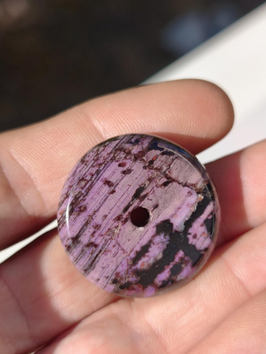 Sugilith Kette Donut Edelstein Anhänger Kristall Heilstein Rarität selten Sammler Mineral lila rund Geschenk Mann Frau Er Sie Freund violet - Art of Nature Berlin