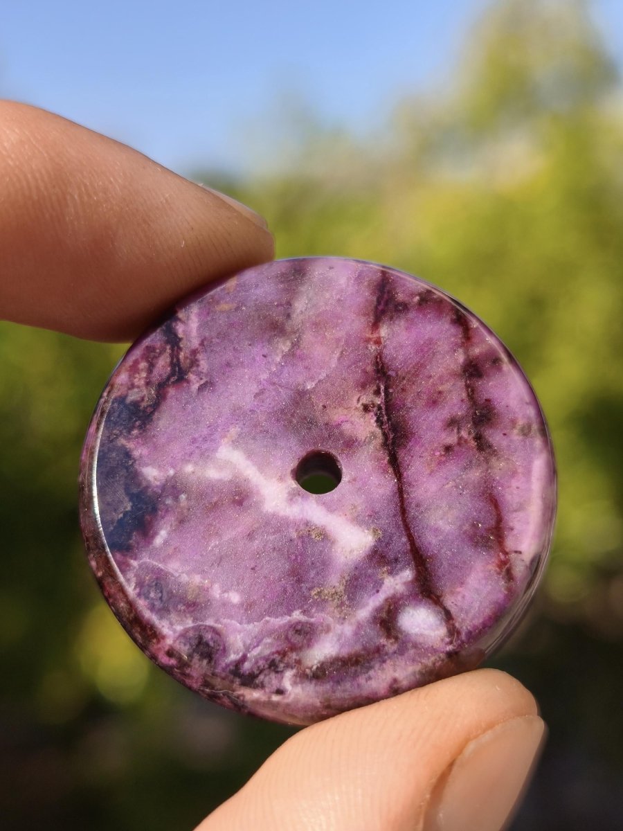 Sugilith Kette Donut Edelstein Anhänger Kristall Heilstein Rarität selten Sammler Mineral lila rund Geschenk Mann Frau Er Sie Freund violet - Art of Nature Berlin