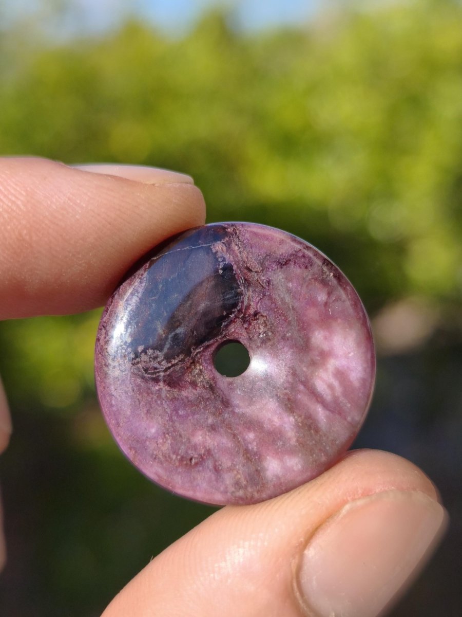 Sugilith Kette Donut Edelstein Anhänger Kristall Heilstein Rarität selten Sammler Mineral lila rund Geschenk Mann Frau Er Sie Freund violet - Art of Nature Berlin