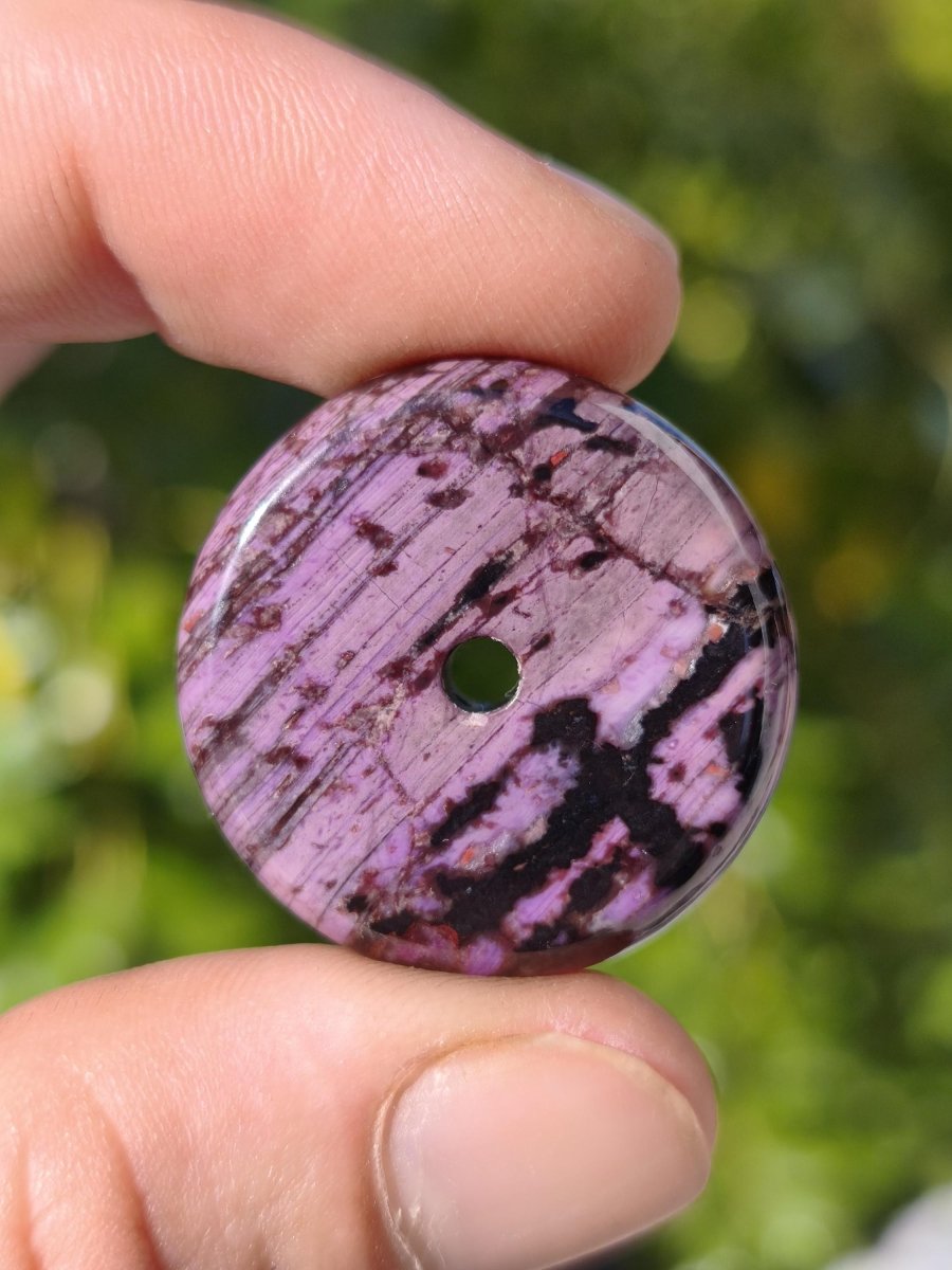 Sugilith Kette Donut Edelstein Anhänger Kristall Heilstein Rarität selten Sammler Mineral lila rund Geschenk Mann Frau Er Sie Freund violet - Art of Nature Berlin