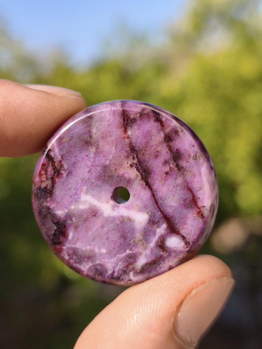 Sugilith Kette Donut Edelstein Anhänger Kristall Heilstein Rarität selten Sammler Mineral lila rund Geschenk Mann Frau Er Sie Freund violet - Art of Nature Berlin