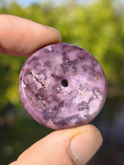 Sugilith Kette Donut Edelstein Anhänger Kristall Heilstein Rarität selten Sammler Mineral lila rund Geschenk Mann Frau Er Sie Freund violet - Art of Nature Berlin