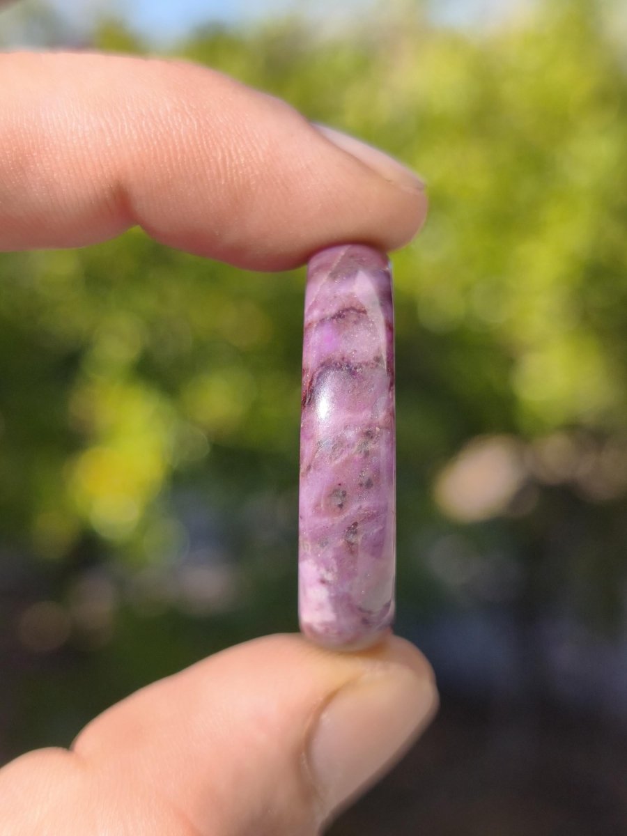 Sugilith Kette Donut Edelstein Anhänger Kristall Heilstein Rarität selten Sammler Mineral lila rund Geschenk Mann Frau Er Sie Freund violet - Art of Nature Berlin