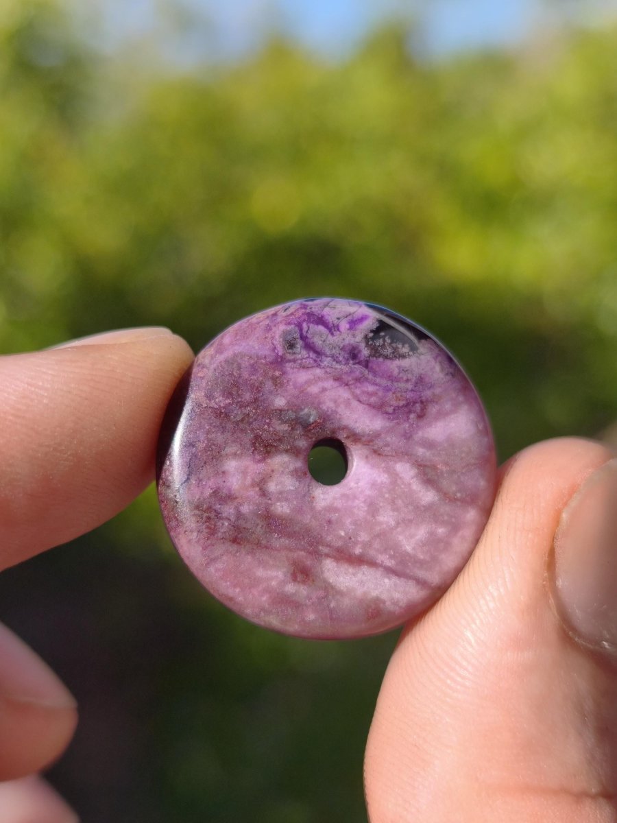 Sugilith Kette Donut Edelstein Anhänger Kristall Heilstein Rarität selten Sammler Mineral lila rund Geschenk Mann Frau Er Sie Freund violet - Art of Nature Berlin