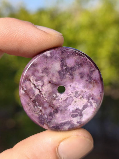 Sugilith Kette Donut Edelstein Anhänger Kristall Heilstein Rarität selten Sammler Mineral lila rund Geschenk Mann Frau Er Sie Freund violet - Art of Nature Berlin