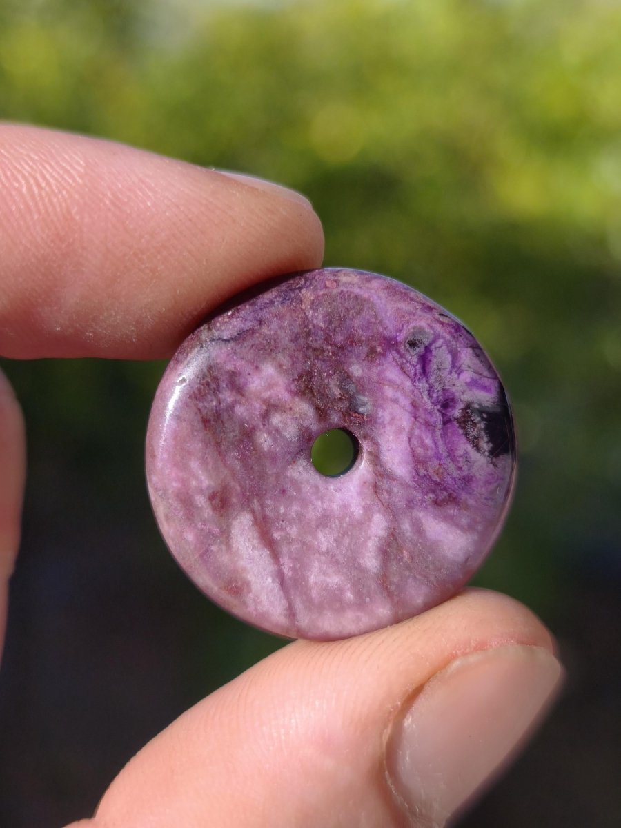 Sugilith Kette Donut Edelstein Anhänger Kristall Heilstein Rarität selten Sammler Mineral lila rund Geschenk Mann Frau Er Sie Freund violet - Art of Nature Berlin
