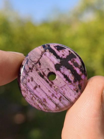 Sugilith Kette Donut Edelstein Anhänger Kristall Heilstein Rarität selten Sammler Mineral lila rund Geschenk Mann Frau Er Sie Freund violet - Art of Nature Berlin