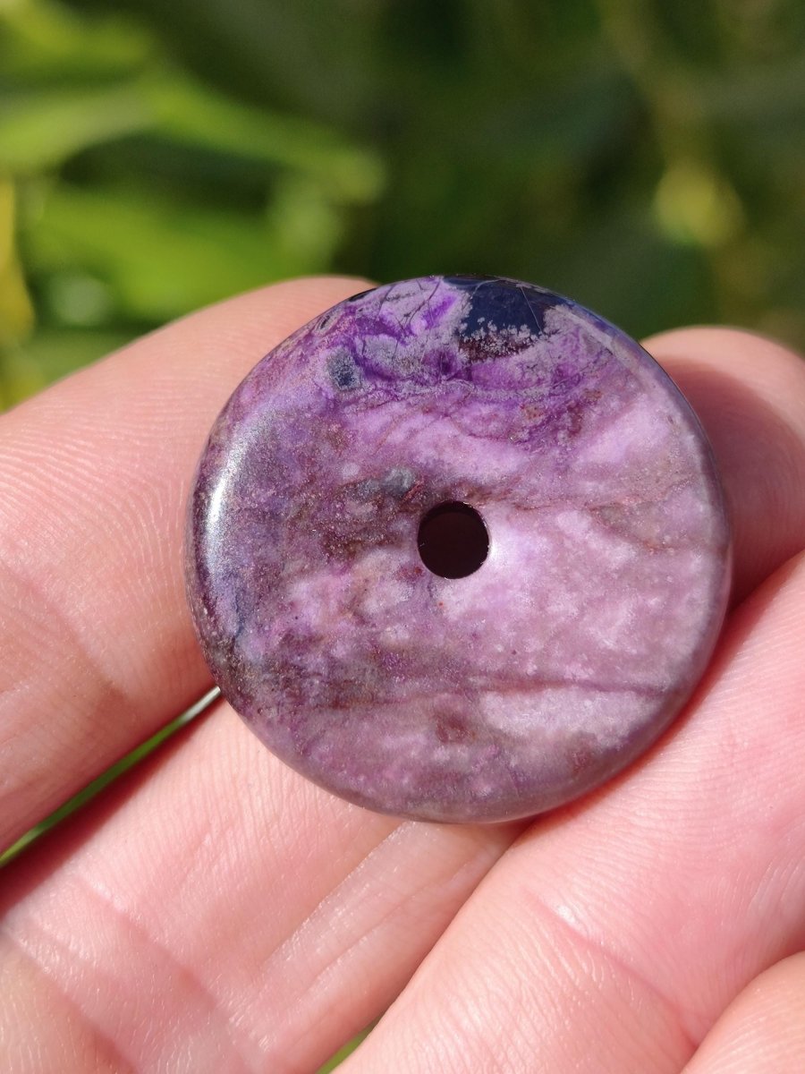 Sugilith Kette Donut Edelstein Anhänger Kristall Heilstein Rarität selten Sammler Mineral lila rund Geschenk Mann Frau Er Sie Freund violet - Art of Nature Berlin