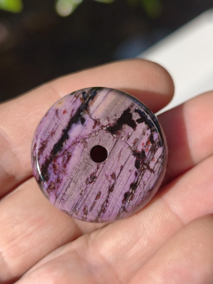 Sugilith Kette Donut Edelstein Anhänger Kristall Heilstein Rarität selten Sammler Mineral lila rund Geschenk Mann Frau Er Sie Freund violet - Art of Nature Berlin
