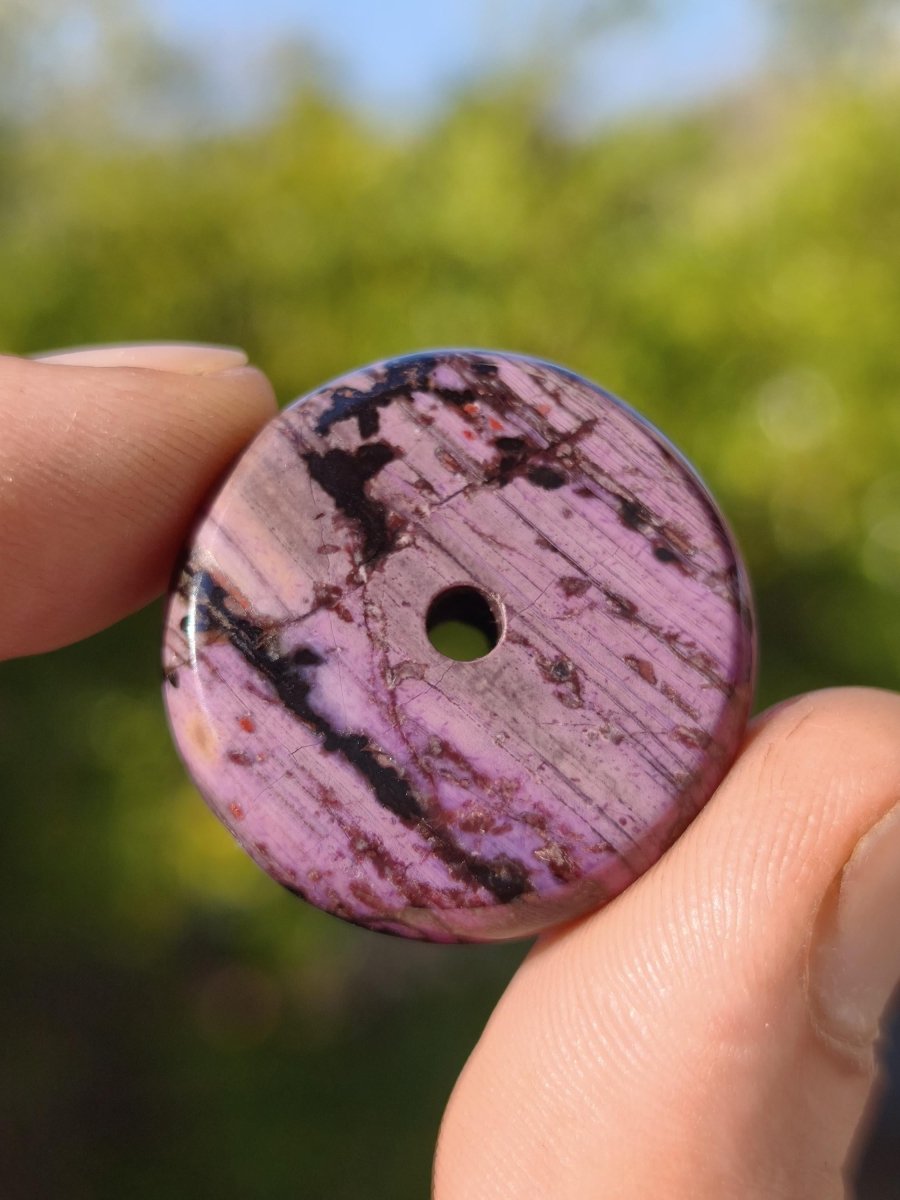Sugilith Kette Donut Edelstein Anhänger Kristall Heilstein Rarität selten Sammler Mineral lila rund Geschenk Mann Frau Er Sie Freund violet - Art of Nature Berlin