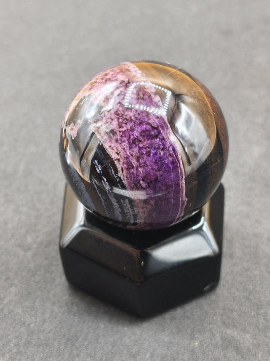 Sugilith *Rarität* Sugilite AAA Sphere Kugel ~ Edelstein Deko Kristall Meditation Energie Heilstein Rarität Selten Sammler Investition Wert - Art of Nature Berlin