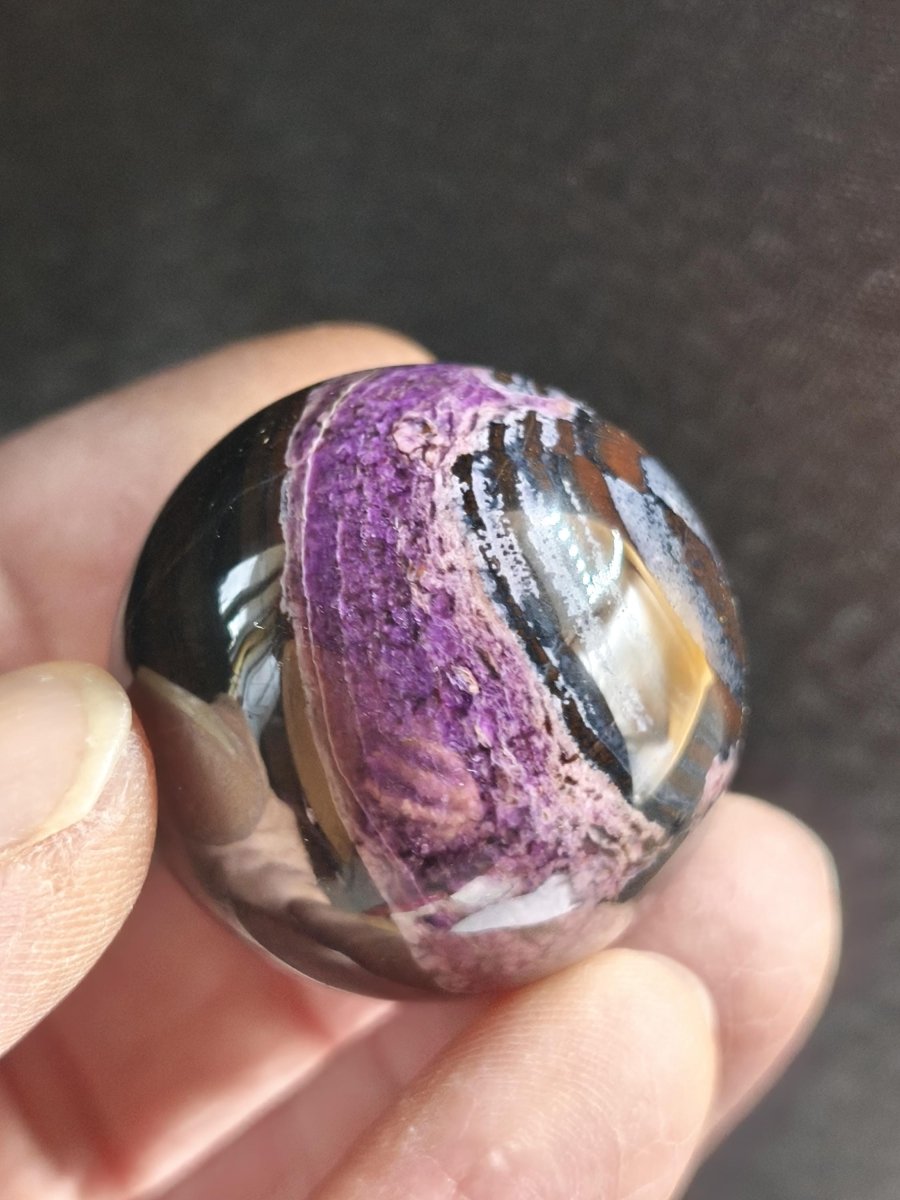 Sugilith *Rarität* Sugilite AAA Sphere Kugel ~ Edelstein Deko Kristall Meditation Energie Heilstein Rarität Selten Sammler Investition Wert - Art of Nature Berlin
