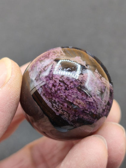 Sugilith *Rarität* Sugilite AAA Sphere Kugel ~ Edelstein Deko Kristall Meditation Energie Heilstein Rarität Selten Sammler Investition Wert - Art of Nature Berlin