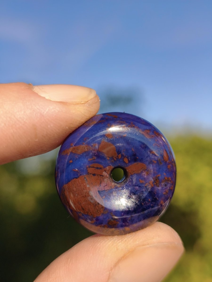 Sugilith & Richterit Bustamit Schutz Donut Edelstein Kristall Heilstein Rarität Selten Sammler Sugilit rot blau lila Anhänger rund Geschenk - Art of Nature Berlin