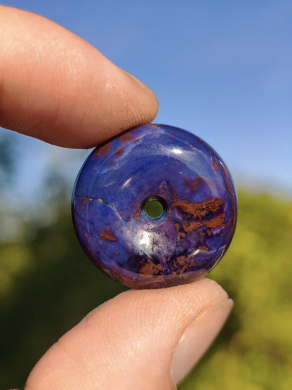 Sugilith & Richterit Bustamit Schutz Donut Edelstein Kristall Heilstein Rarität Selten Sammler Sugilit rot blau lila Anhänger rund Geschenk - Art of Nature Berlin