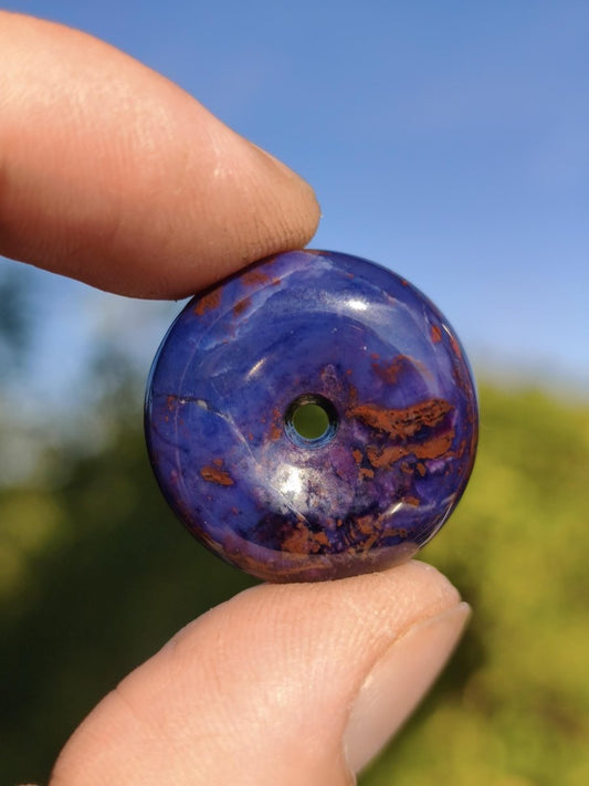 Sugilith & Richterit Bustamit Schutz Donut Edelstein Kristall Heilstein Rarität Selten Sammler Sugilit rot blau lila Anhänger rund Geschenk - Art of Nature Berlin