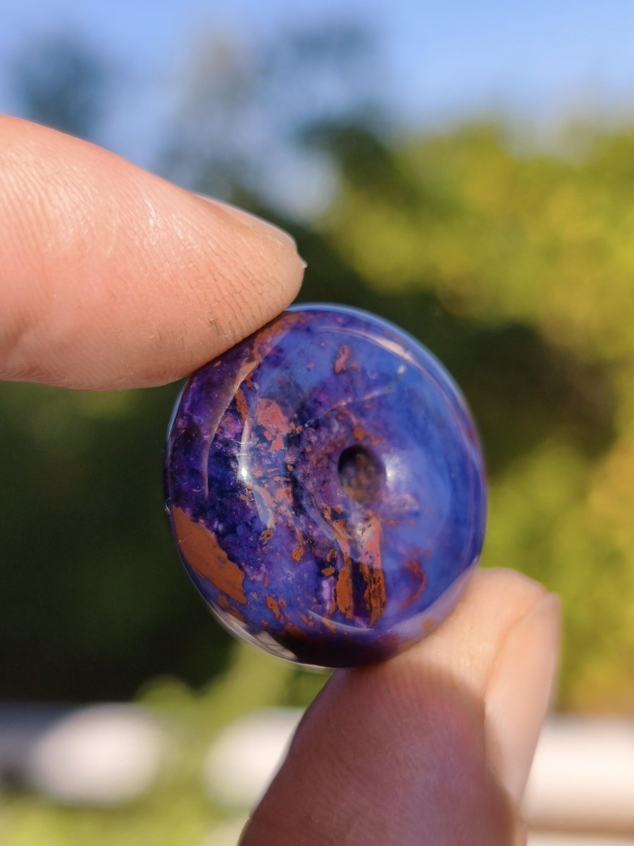 Sugilith & Richterit Bustamit Schutz Donut Edelstein Kristall Heilstein Rarität Selten Sammler Sugilit rot blau lila Anhänger rund Geschenk - Art of Nature Berlin