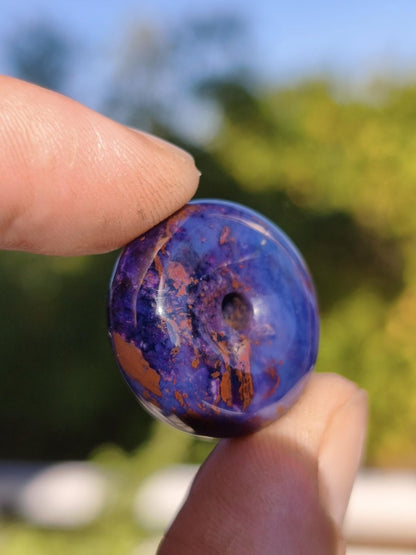 Sugilith & Richterit Bustamit Schutz Donut Edelstein Kristall Heilstein Rarität Selten Sammler Sugilit rot blau lila Anhänger rund Geschenk - Art of Nature Berlin