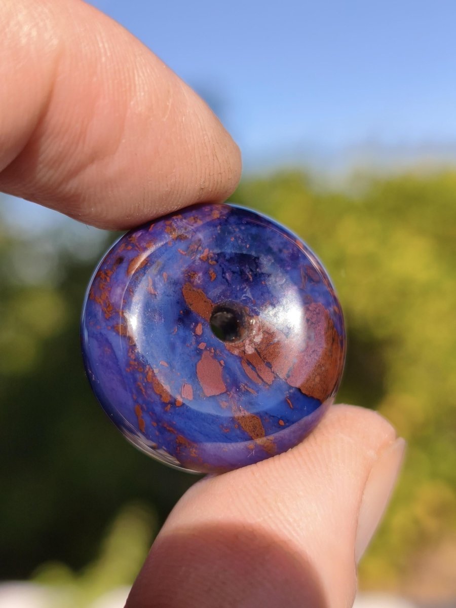 Sugilith & Richterit Bustamit Schutz Donut Edelstein Kristall Heilstein Rarität Selten Sammler Sugilit rot blau lila Anhänger rund Geschenk - Art of Nature Berlin
