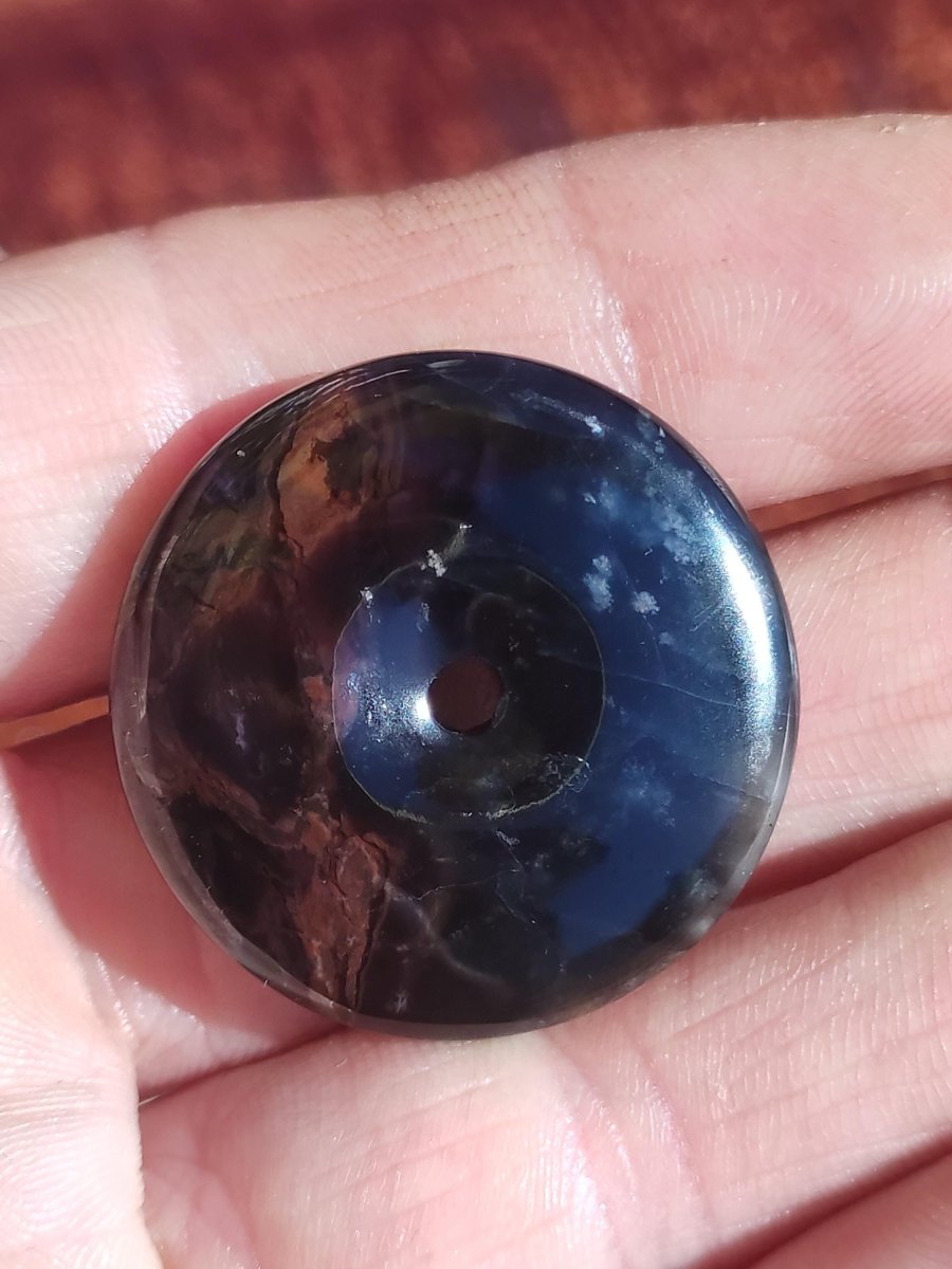 Sugilith & Richterit Bustamit Schutz Donut Edelstein Kristall Heilstein Rarität Selten Sammler Sugilit rot blau lila Anhänger rund Geschenk - Art of Nature Berlin