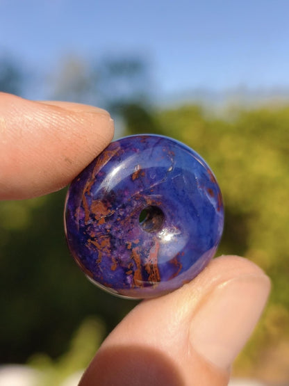 Sugilith & Richterit Bustamit Schutz Donut Edelstein Kristall Heilstein Rarität Selten Sammler Sugilit rot blau lila Anhänger rund Geschenk - Art of Nature Berlin