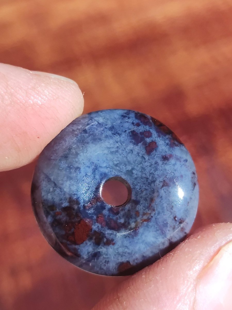 Sugilith Richterit Bustamit Schutz Donut Edelstein Kristall Heilstein Rarität Selten Sammler Sugilit rot blau lila Anhänger rund Geschenk - Art of Nature Berlin