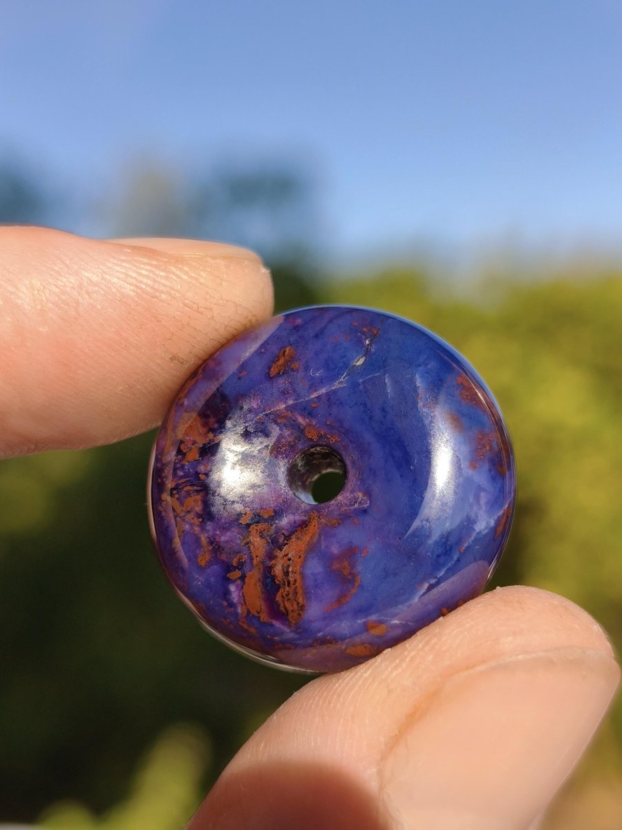 Sugilith & Richterit Bustamit Schutz Donut Edelstein Kristall Heilstein Rarität Selten Sammler Sugilit rot blau lila Anhänger rund Geschenk - Art of Nature Berlin