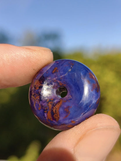Sugilith & Richterit Bustamit Schutz Donut Edelstein Kristall Heilstein Rarität Selten Sammler Sugilit rot blau lila Anhänger rund Geschenk - Art of Nature Berlin