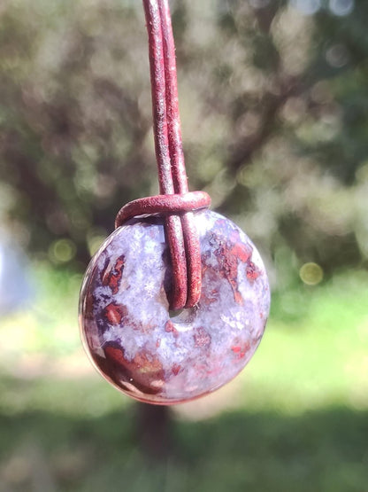 Sugilith Richterit Bustamit Schutz Donut Edelstein Kristall Heilstein Rarität Selten Sammler Sugilit rot blau lila Anhänger rund Geschenk - Art of Nature Berlin