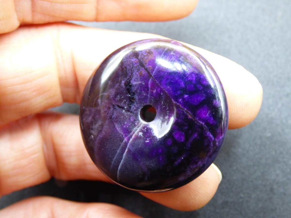 Sugilith & Richterit Bustamit Schutz Donut Edelstein Kristall Heilstein Rarität Selten Sammler Sugilit rot blau lila Anhänger rund Geschenk - Art of Nature Berlin