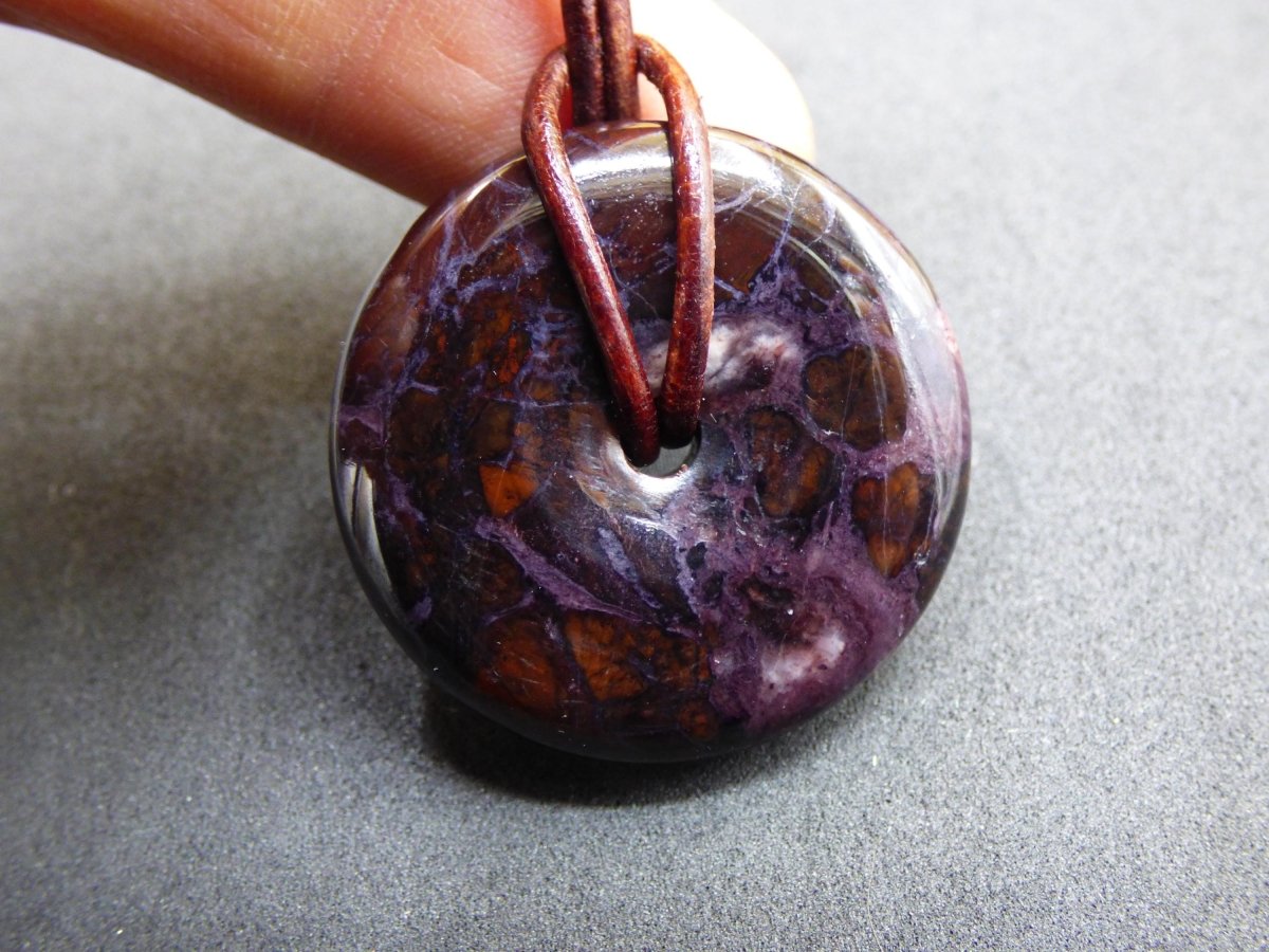 Sugilith & Richterit Bustamit Schutz Donut Edelstein Kristall Heilstein Rarität Selten Sammler Sugilit rot blau lila Anhänger rund Geschenk - Art of Nature Berlin