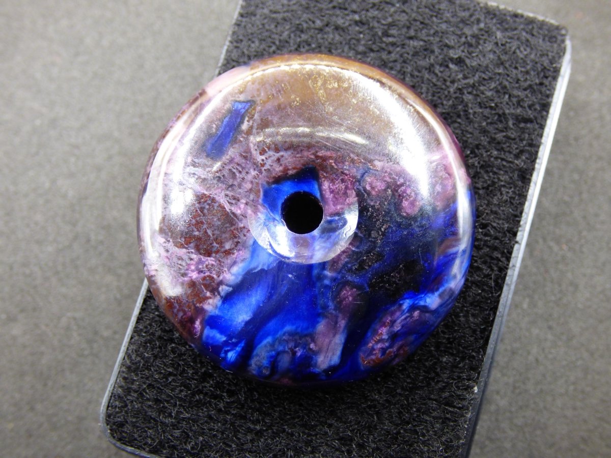 Sugilith & Richterit Bustamit Schutz Donut Edelstein Kristall Heilstein Rarität Selten Sammler Sugilit rot blau lila Anhänger rund Geschenk - Art of Nature Berlin