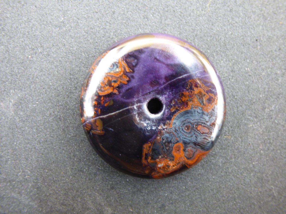 Sugilith & Richterit Bustamit Schutz Donut Edelstein Kristall Heilstein Rarität Selten Sammler Sugilit rot blau lila Anhänger rund Geschenk - Art of Nature Berlin