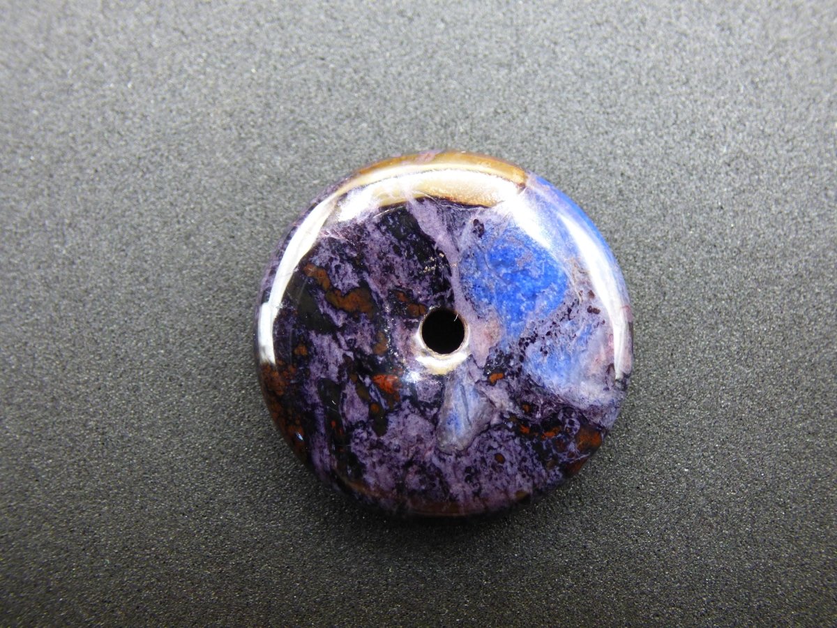 Sugilith & Richterit Bustamit Schutz Donut Edelstein Kristall Heilstein Rarität Selten Sammler Sugilit rot blau lila Anhänger rund Geschenk - Art of Nature Berlin