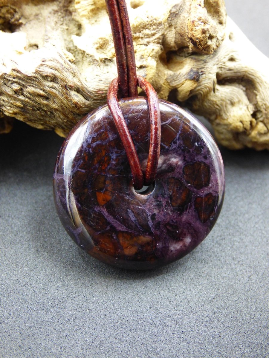 Sugilith & Richterit Bustamit Schutz Donut Edelstein Kristall Heilstein Rarität Selten Sammler Sugilit rot blau lila Anhänger rund Geschenk - Art of Nature Berlin