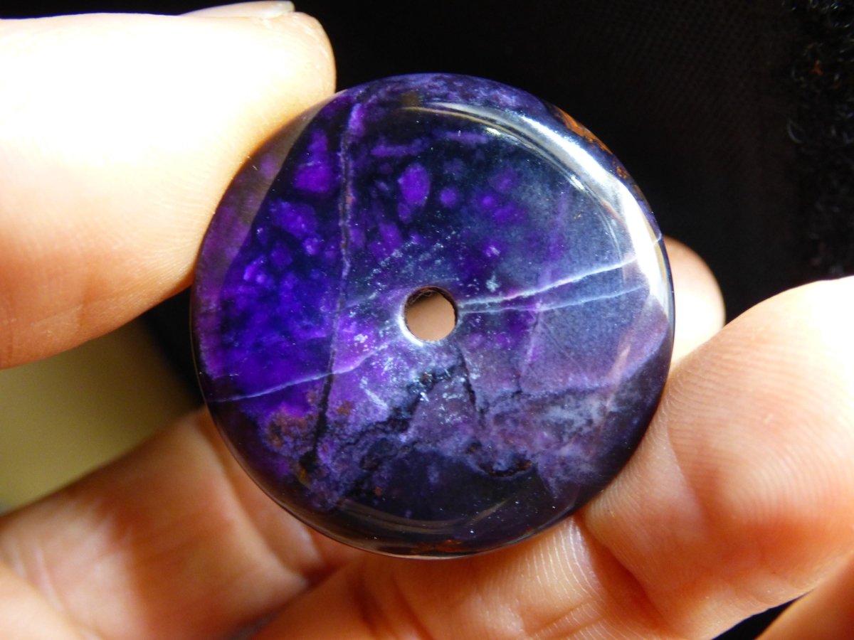 Sugilith & Richterit Bustamit Schutz Donut Edelstein Kristall Heilstein Rarität Selten Sammler Sugilit rot blau lila Anhänger rund Geschenk - Art of Nature Berlin