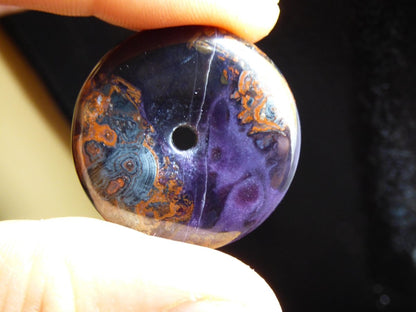 Sugilith & Richterit Bustamit Schutz Donut Edelstein Kristall Heilstein Rarität Selten Sammler Sugilit rot blau lila Anhänger rund Geschenk - Art of Nature Berlin