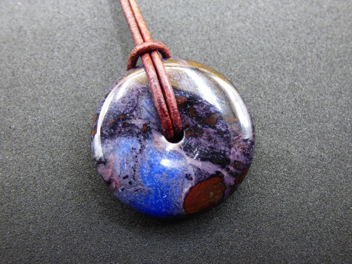 Sugilith & Richterit Bustamit Schutz Donut Edelstein Kristall Heilstein Rarität Selten Sammler Sugilit rot blau lila Anhänger rund Geschenk - Art of Nature Berlin