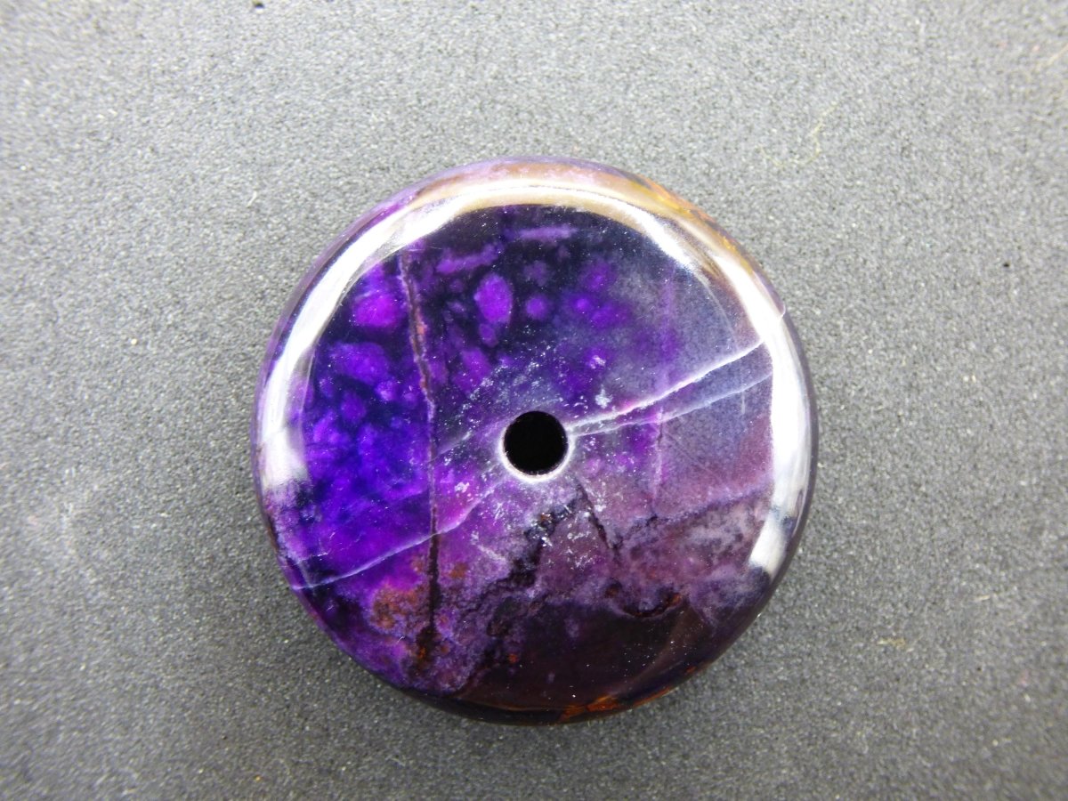 Sugilith & Richterit Bustamit Schutz Donut Edelstein Kristall Heilstein Rarität Selten Sammler Sugilit rot blau lila Anhänger rund Geschenk - Art of Nature Berlin